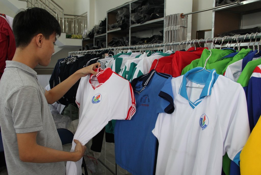 Đắk Lắk: phụ huynh tự mua đồng phục học sinh