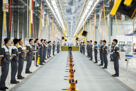 Nhà máy Vinfast tràn ngập công nhân mặc đồng phục bảo hộ lao động