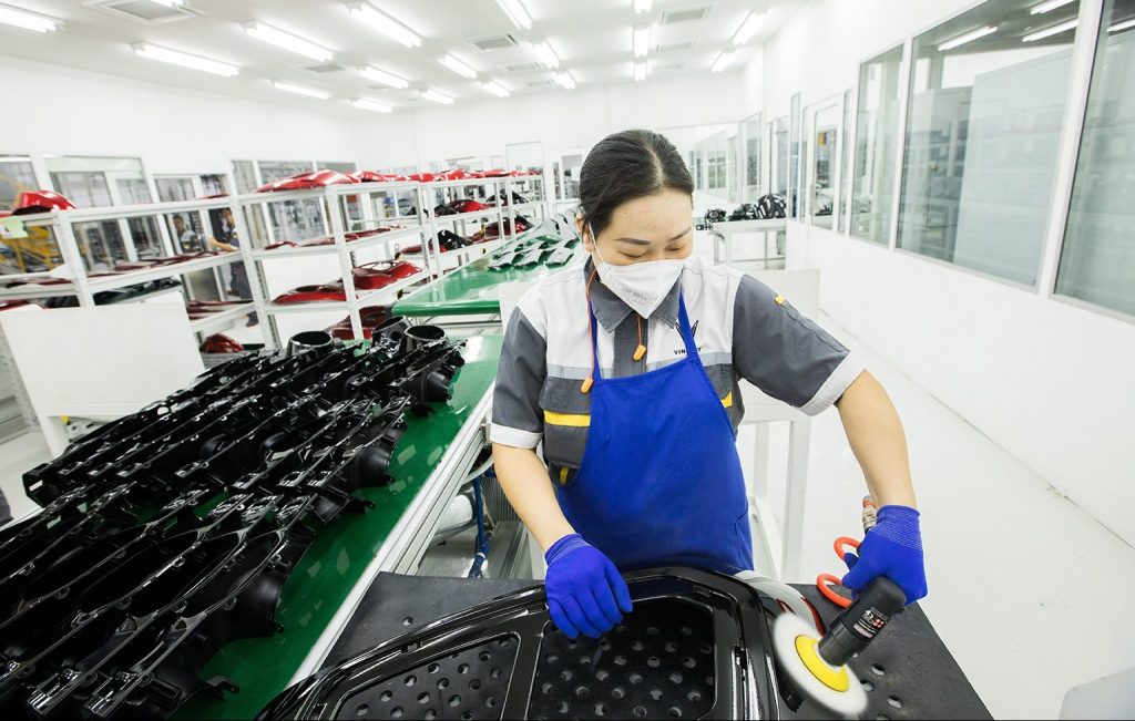 Nữ công nhân Vinfast trong trang phục bảo hộ lao động