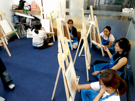 Đồng phục tạp dề Trung Tâm Dạy Vẽ Mỹ Thuật Bụi tại Hà Nội 36 Hình ảnh học viên Mỹ Thuật Bụi đeo tạp dề học vẽ