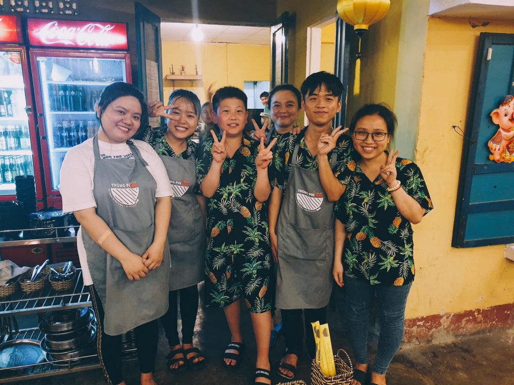 Hình ảnh thực tế tạp dề đồng phục nhân viên Nhà Hàng BBQ Thùng Phi tại Đà Nẵng
