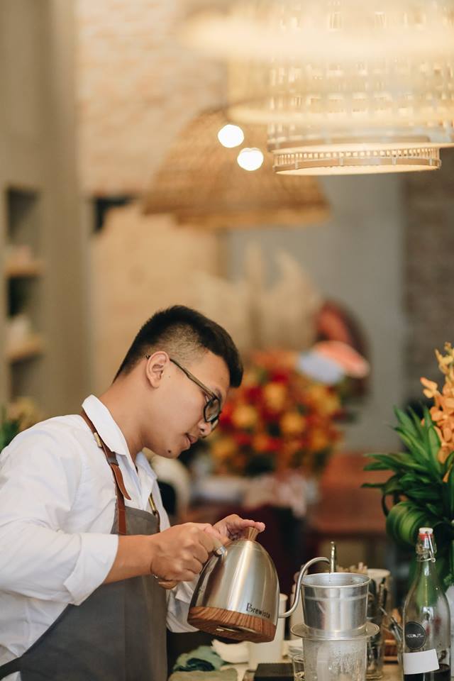 Tạp dề đồng phục dây đeo cổ simili quán The Hideout Cafe tại Đà Nẵng