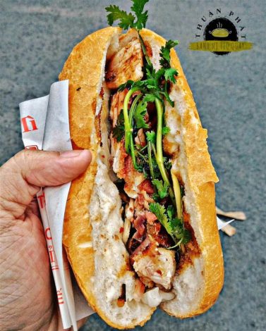 Tạp dề đồng phục nhân viên cửa hàng Bánh Mì Heo Quay Thuận Phát tại Quận 12