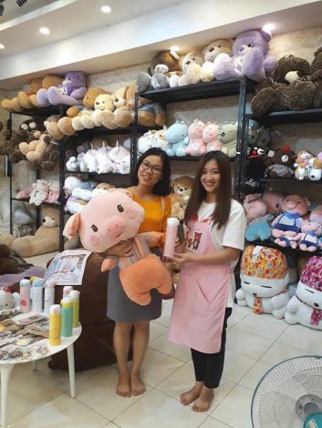 Tạp dề đồng phục nhân viên cửa hàng Gia Đình Gấu Bông tại Quận 10