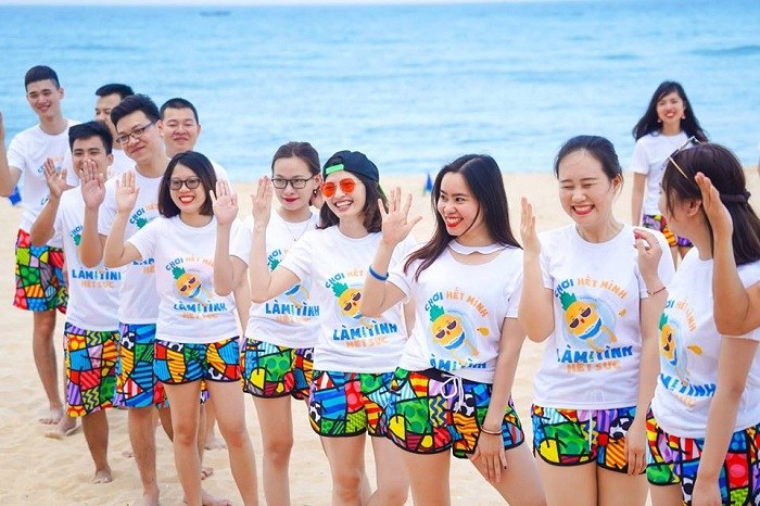 Những mẫu áo đồng phục đi biển mới lạ cho đội nhóm - 3